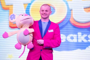 A children's entertainer with a mouse puppet