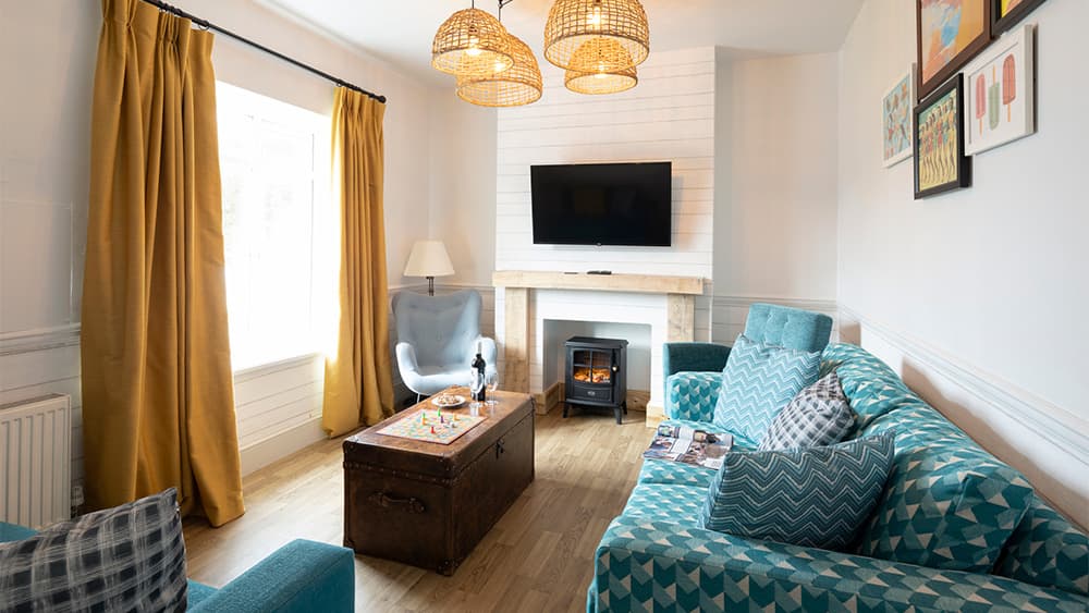 The lounge in Lundy Cottage at Ruda Holiday Park in Devon