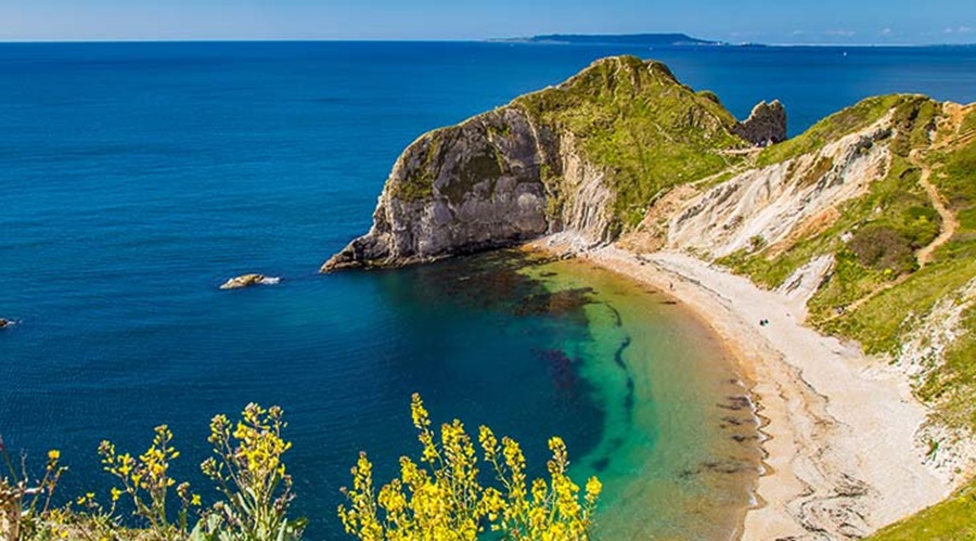 Clear blue waters at Durdle Door in Dorset