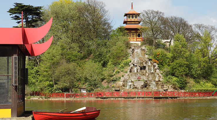 A boat on a lake at Peasholm Park