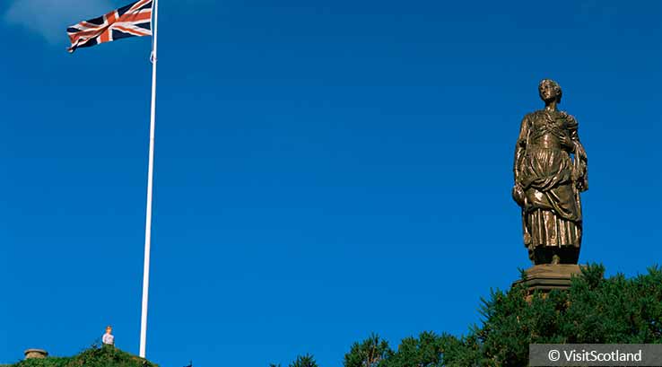 Dunoon statue and flag