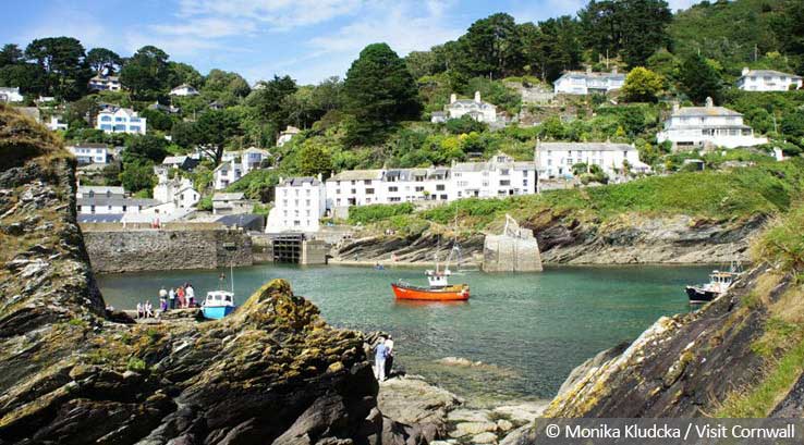 seaside houses overlooking polperro harbout