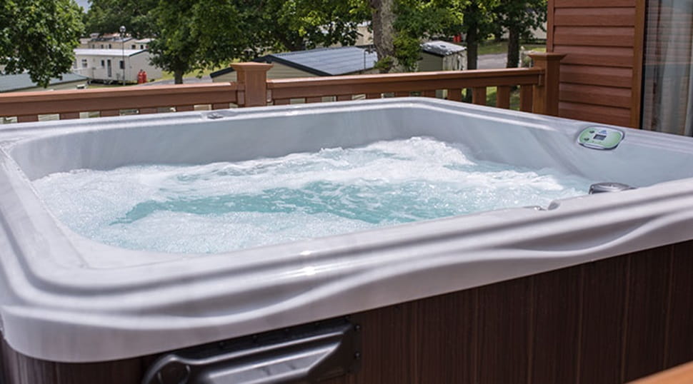 A hot tub on the veranda of a lodge
