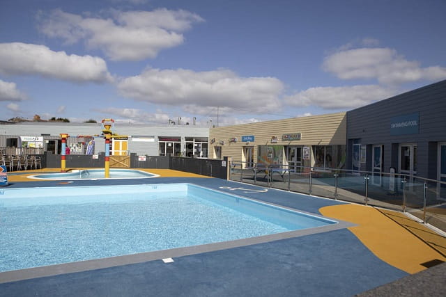 The outdoor pool at Lizard Point Holiday Park