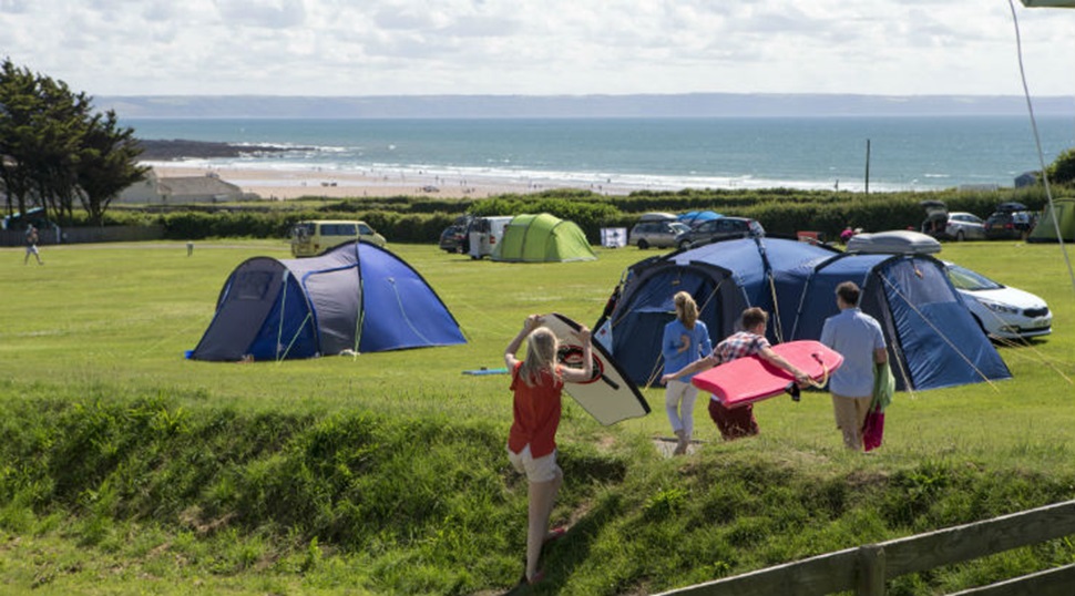 Family returning to campsite after a day on the beach at Ruda Holiday Park