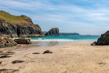 Kynance Cove with turquoise waters and dramatic cliffs