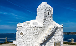 The Huer's Hut perched on a headland overlooking the sea in Newquay