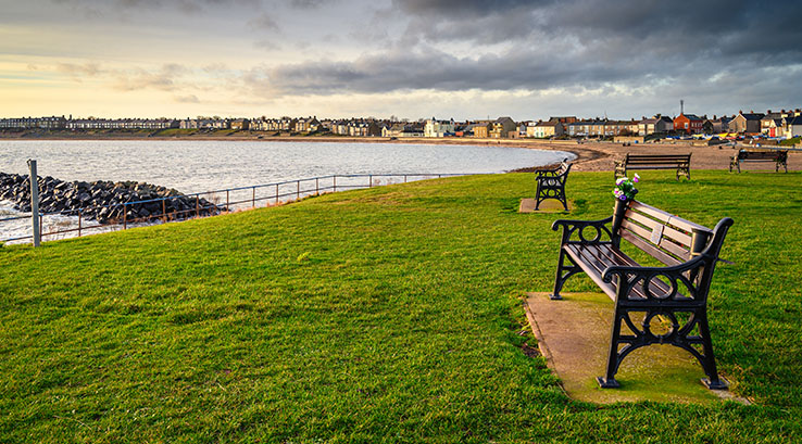 A view of the beach across the grass at Newbiggin-by-the-Sea