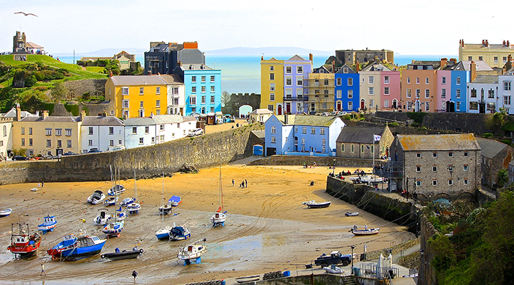 The colourful buildings surrounding the harbour in Tenby